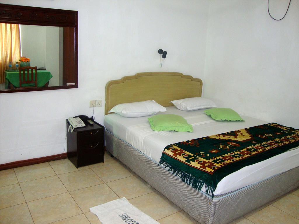 Green Park Beach Hotel تريكونامالاي الغرفة الصورة